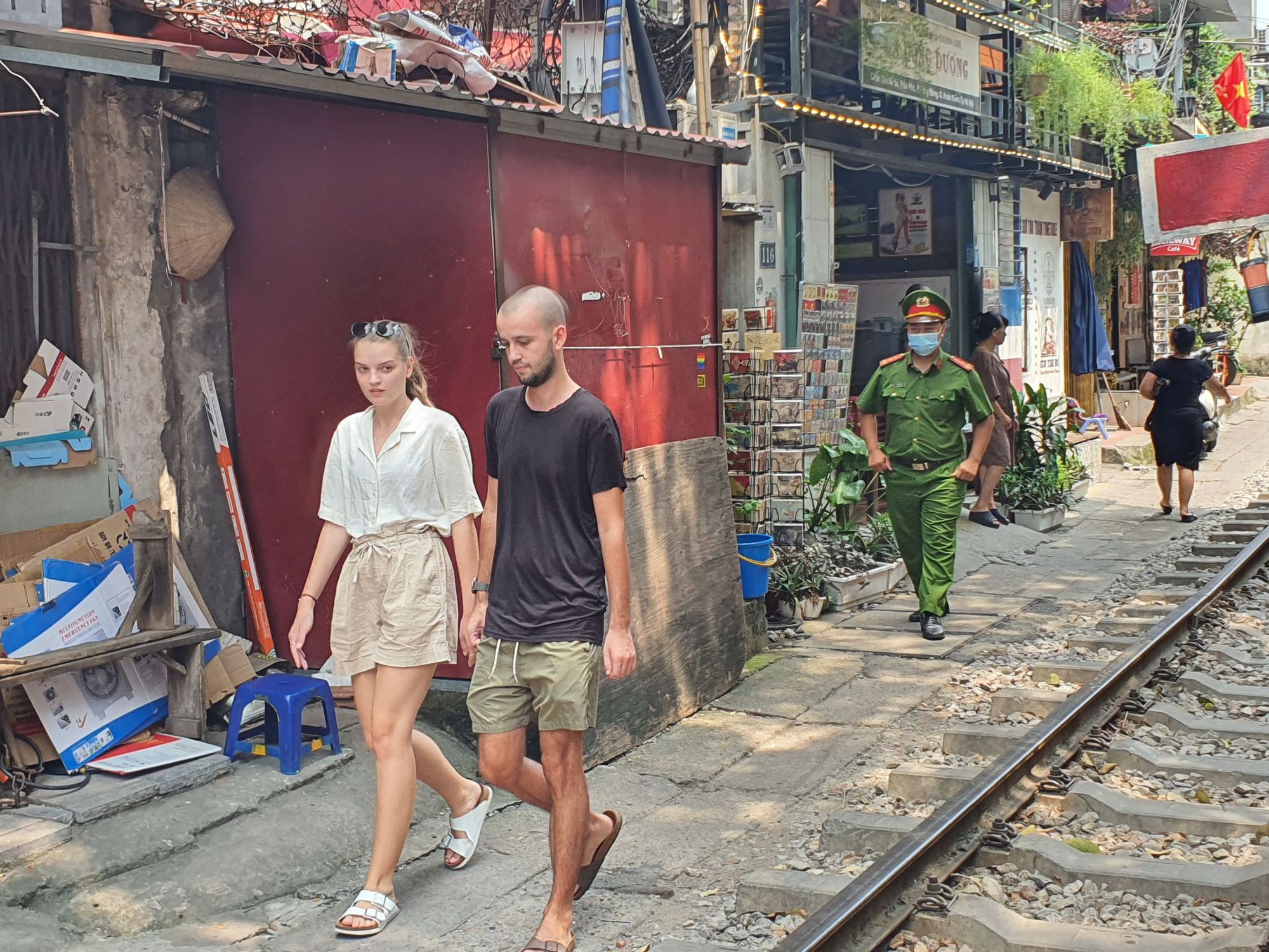 Hà Nội: Cấm du khách vào phố đường tàu tham quan như "bắt cóc" bỏ đĩa - Ảnh 2.