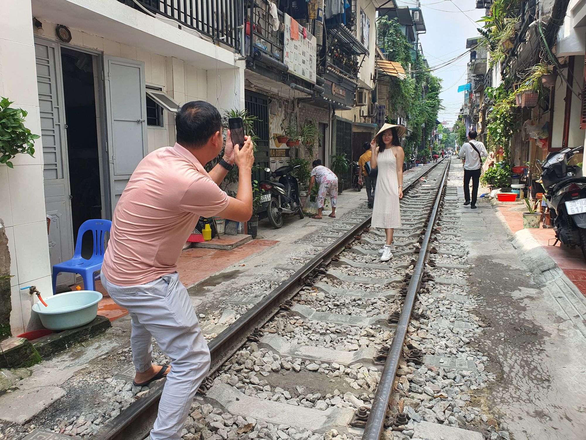 Hà Nội: Cấm du khách vào phố đường tàu tham quan như "bắt cóc" bỏ đĩa - Ảnh 3.