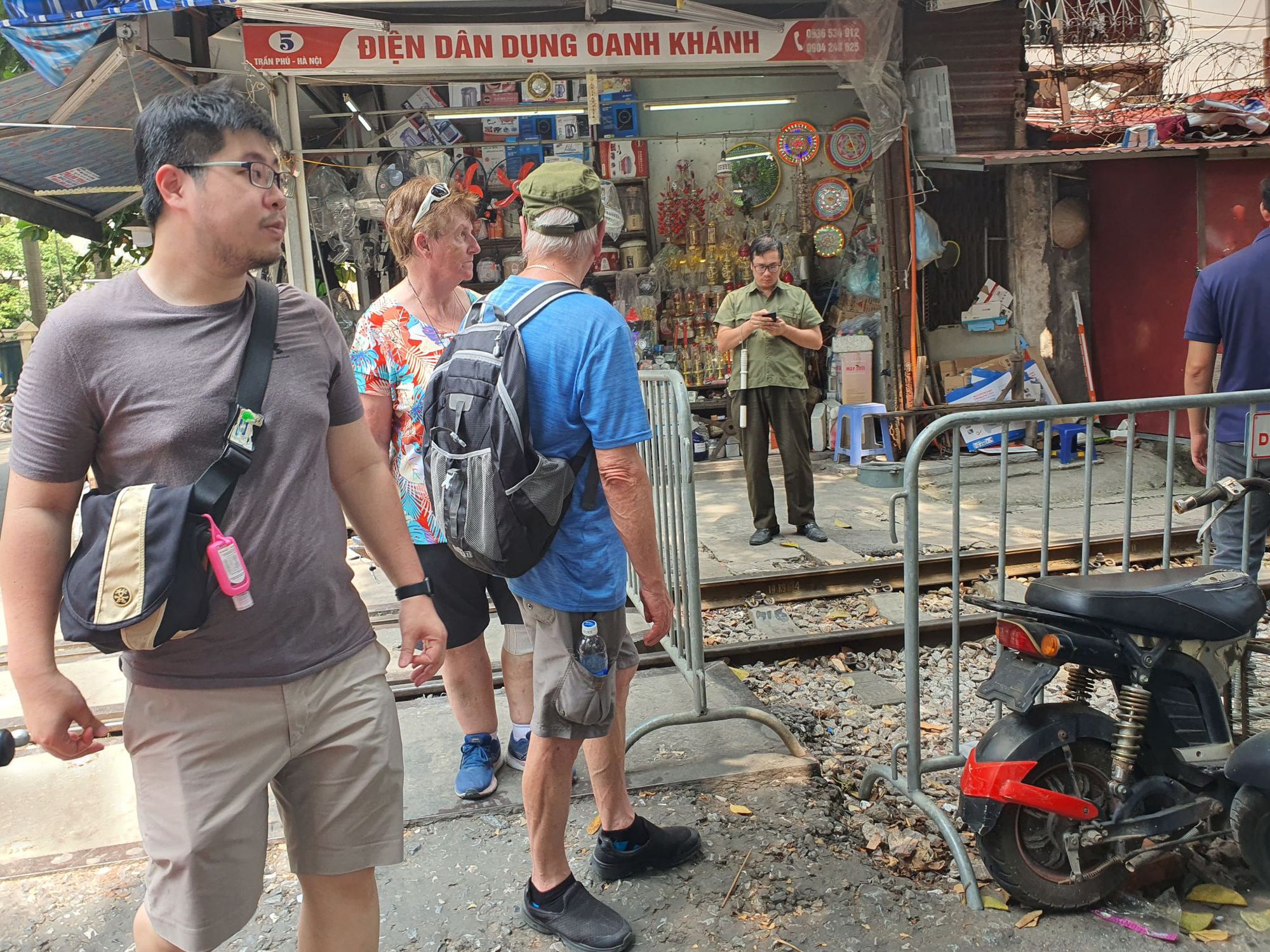 Hà Nội: Cấm du khách vào phố đường tàu tham quan như "bắt cóc" bỏ đĩa - Ảnh 1.