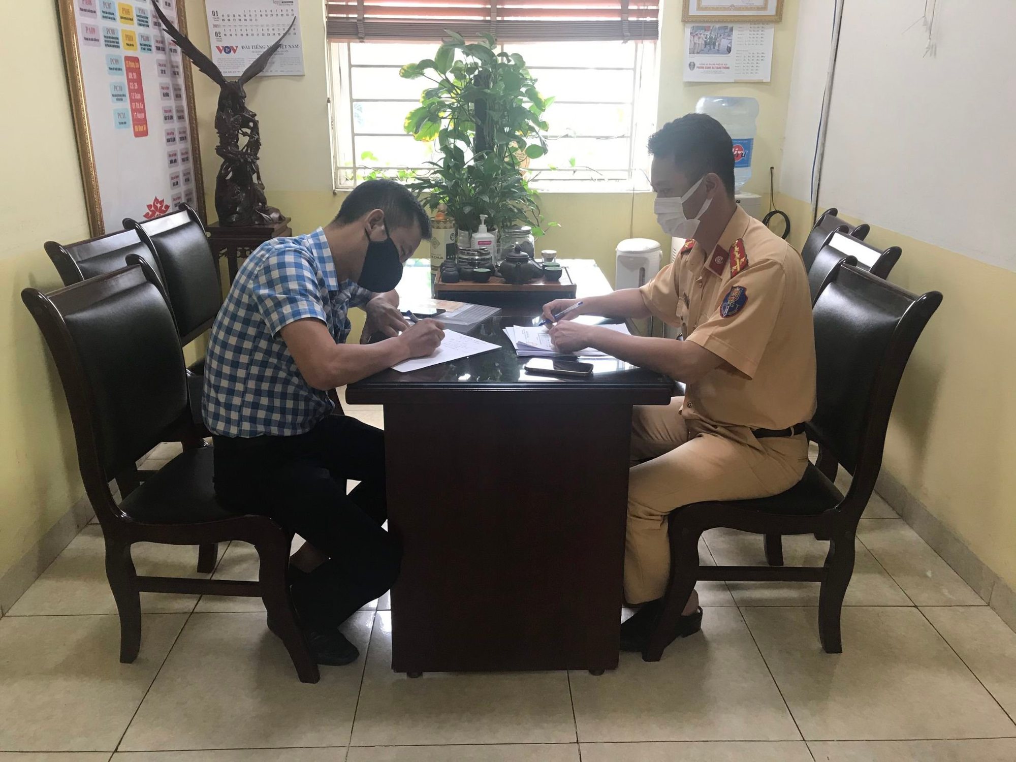 Phạt 2,5 triệu với lái xe nóng giận, dừng xe gây cản trở giao thông - Ảnh 1.