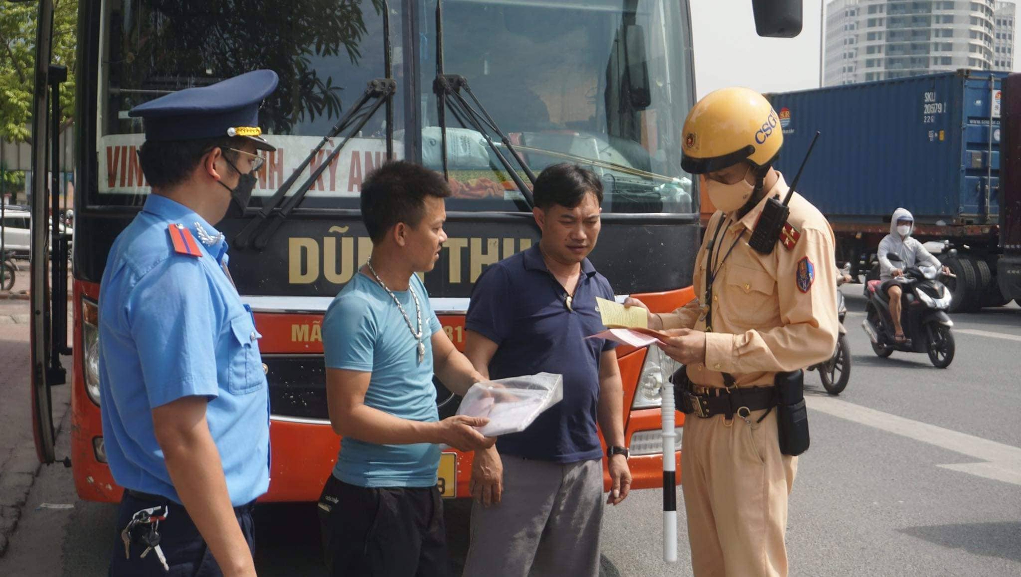 Ngày nghỉ lễ thứ 2 quốc lộ gia tăng lưu thông chậm, nội đô xảy ra ùn ứ giao thông - Ảnh 1.