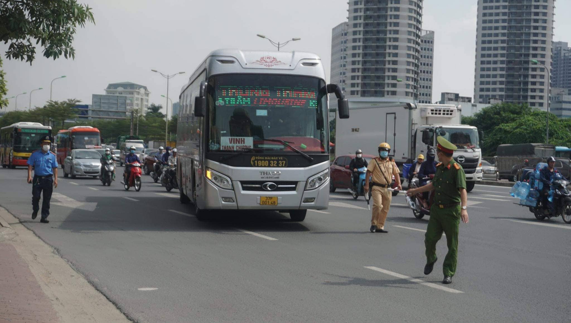 Ngày nghỉ lễ thứ 2 quốc lộ gia tăng lưu thông chậm, nội đô xảy ra ùn ứ giao thông - Ảnh 2.