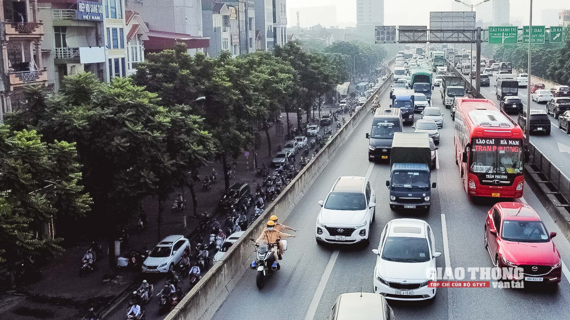 CSGT đi mô tô dùng loa tuyên truyền chống ùn đường vành đai 3 trên cao - Ảnh 2.