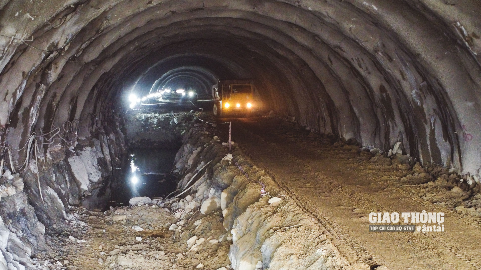 Thi công hầm Thung Thi trên cao tốc Mai Sơn - QL45