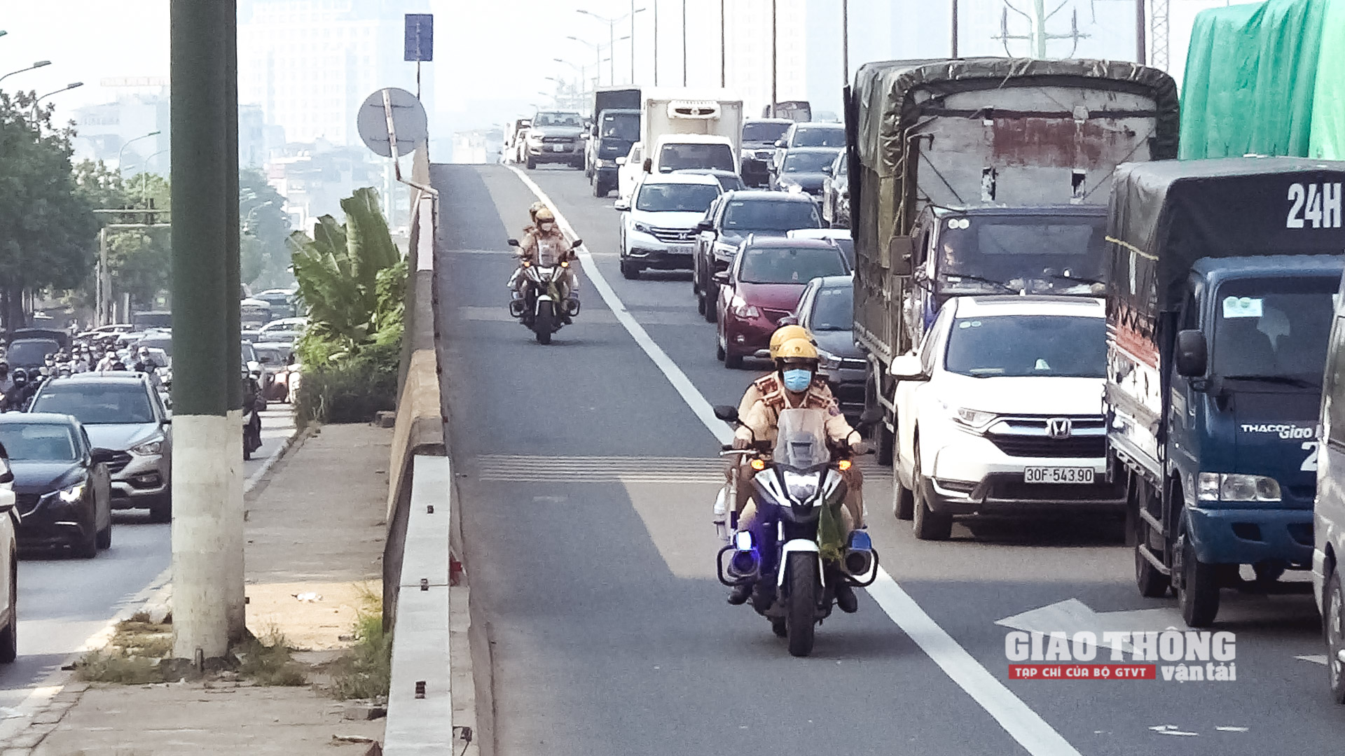 CSGT đi mô tô dùng loa tuyên truyền chống ùn đường vành đai 3 trên cao - Ảnh 1.