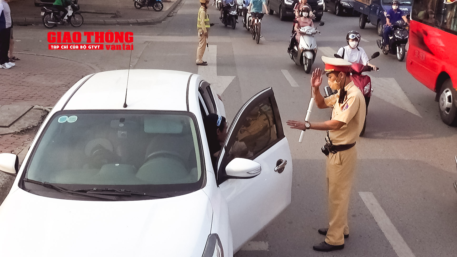 CSGT đi mô tô dùng loa tuyên truyền chống ùn đường vành đai 3 trên cao - Ảnh 5.