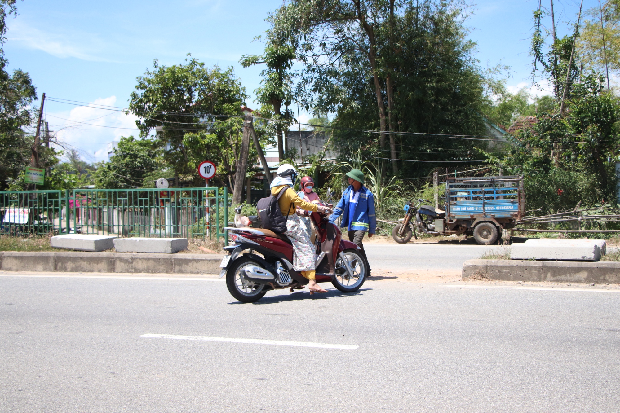 Va chạm với xe đạp của học sinh, nam thanh niên tử vong - Ảnh 3.