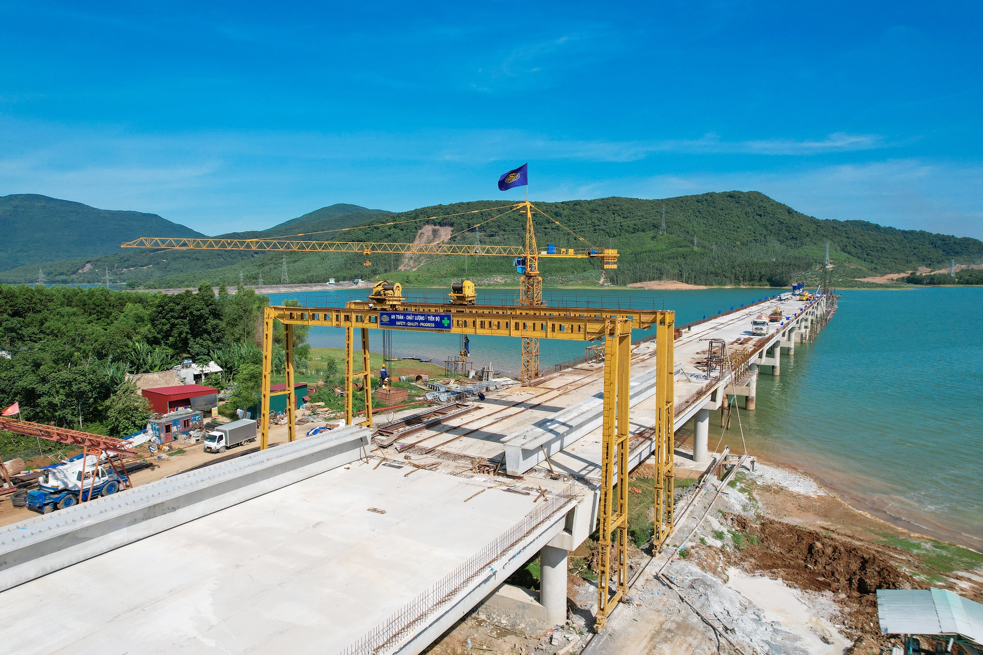 Doanh nghiệp lớn lo ngại nhà thầu yếu luồn "cửa sau" vào cao tốc Bắc-Nam - Ảnh 2.