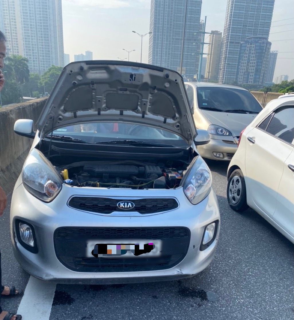 Lực lượng CSGT phát hiện nhiều phương tiện gặp sự cố trên vành đai 3 - Ảnh 2.