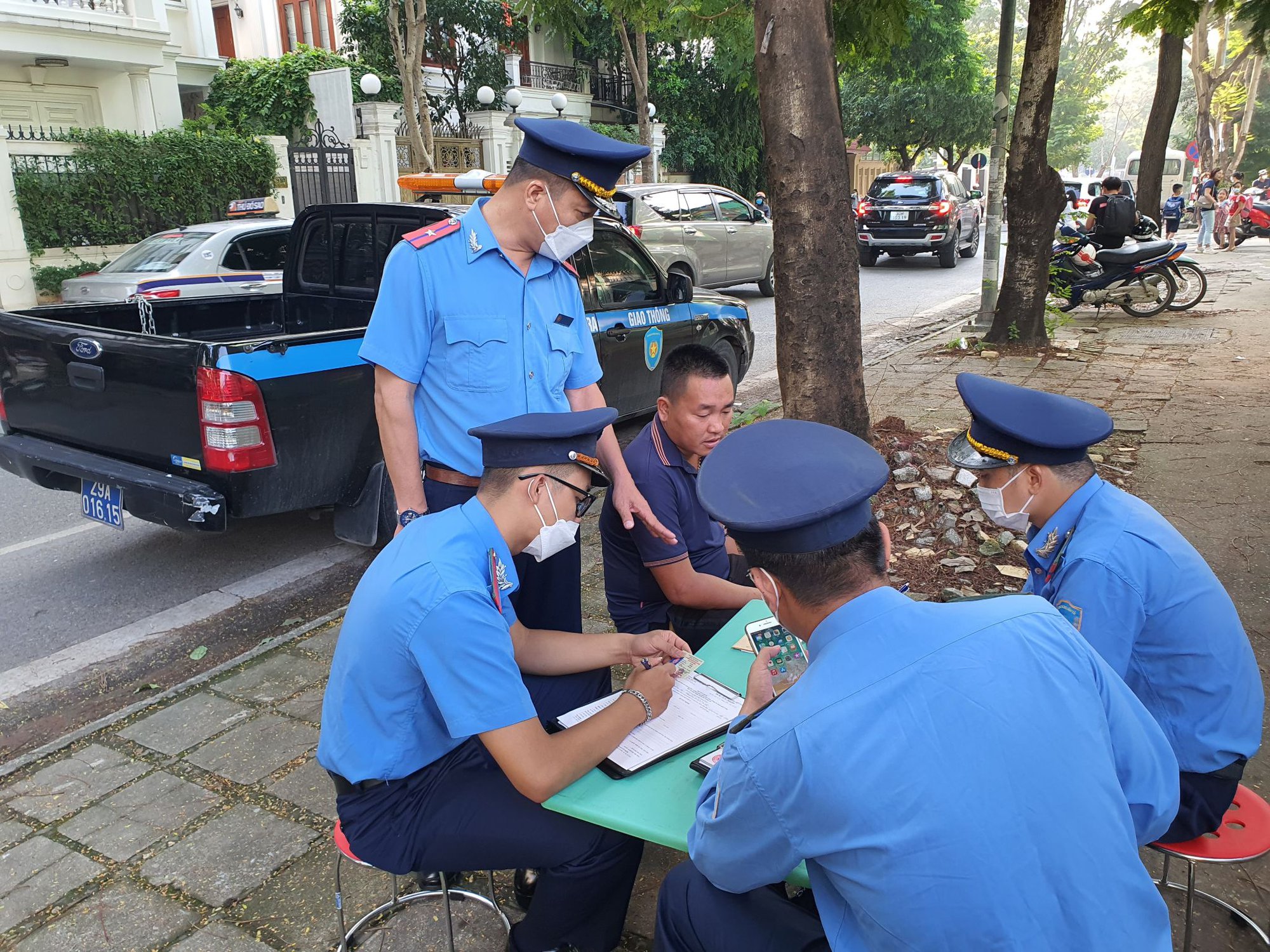 Hà Nội: Giật mình phát hiện lái xe chở học sinh trường Lô mô nô xốp không GPLX - Ảnh 4.