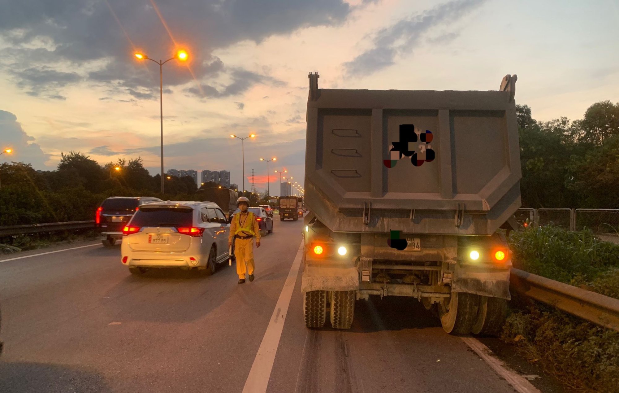 Lực lượng CSGT phát hiện nhiều phương tiện gặp sự cố trên vành đai 3 - Ảnh 1.