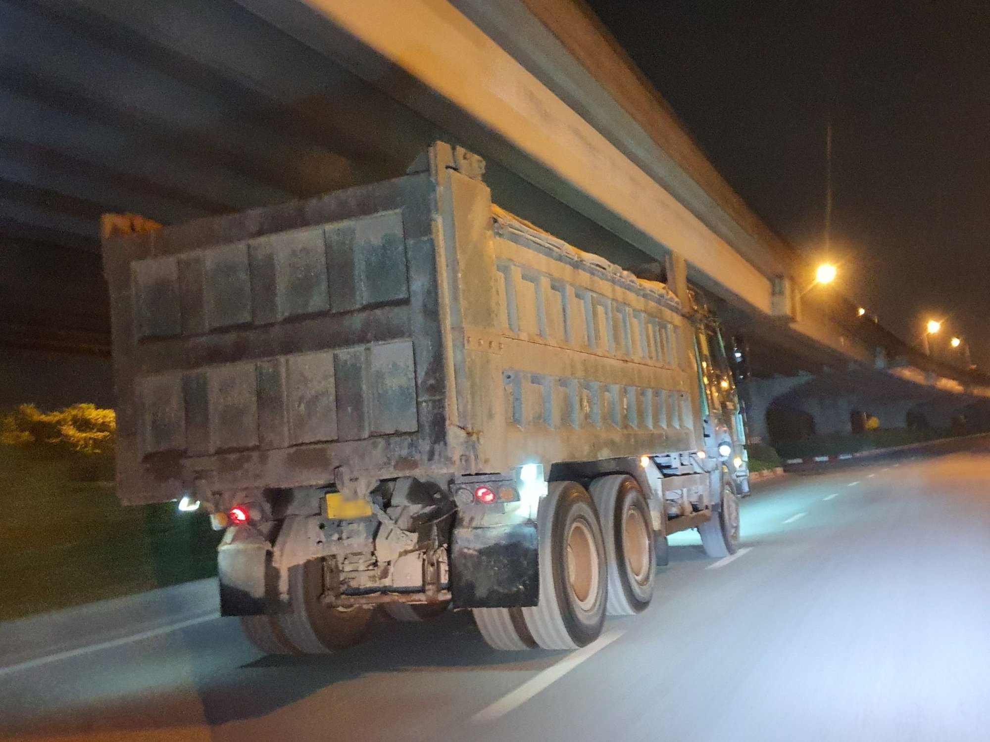 Hà Nội: Cả binh đoàn xe tải "hổ vồ" xếp hàng chở đất "quá tải" xuyên đêm - Ảnh 4. Hà Nội: Cả binh đoàn xe tải "hổ vồ" xếp hàng chở đất "quá tải" xuyên đêm - Ảnh 4.