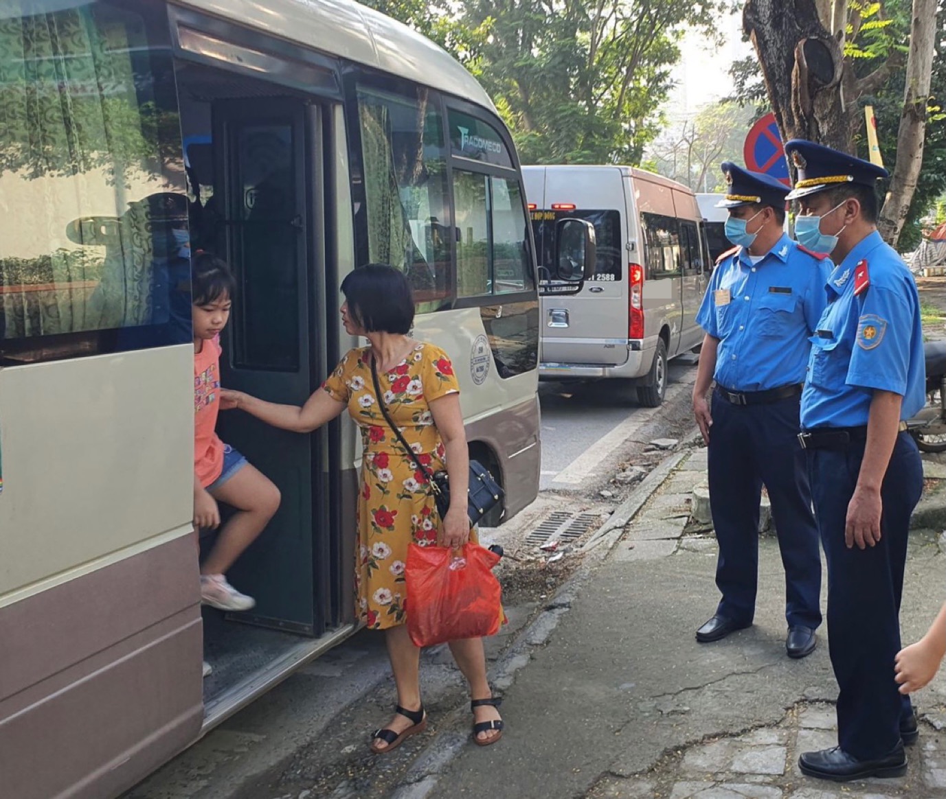 Hà Nội: Giật mình phát hiện lái xe chở học sinh trường Lô mô nô xốp không GPLX - Ảnh 1.