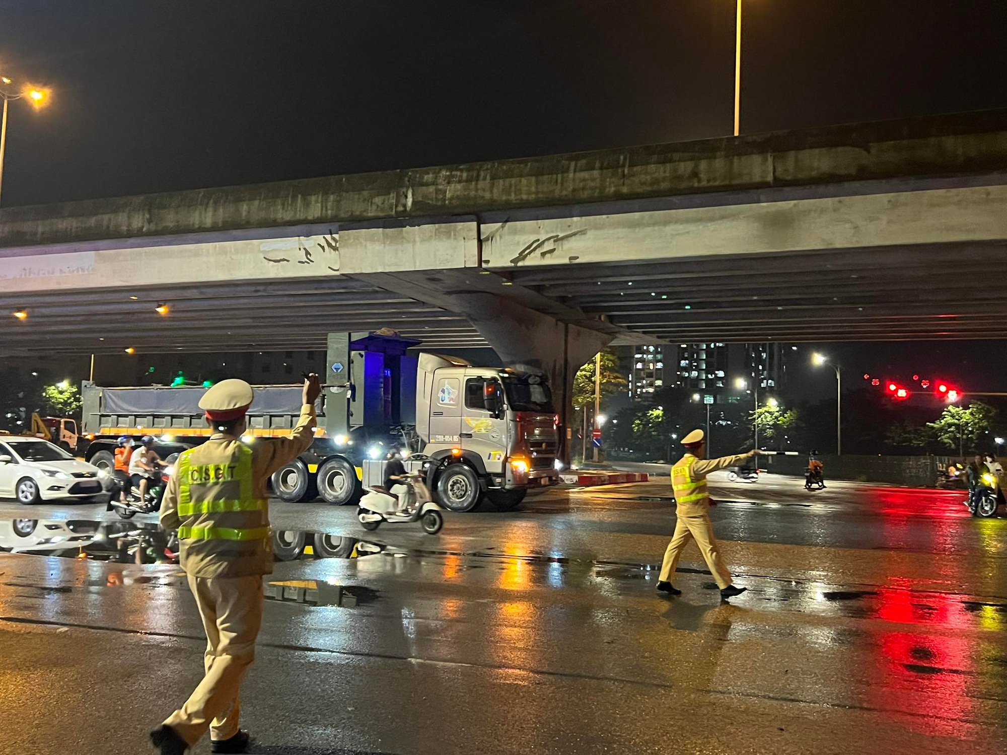 Hà Nội: Xử lý hơn 3.000 xe tải vai phạm tải trọng trên địa bàn thành phố - Ảnh 1.