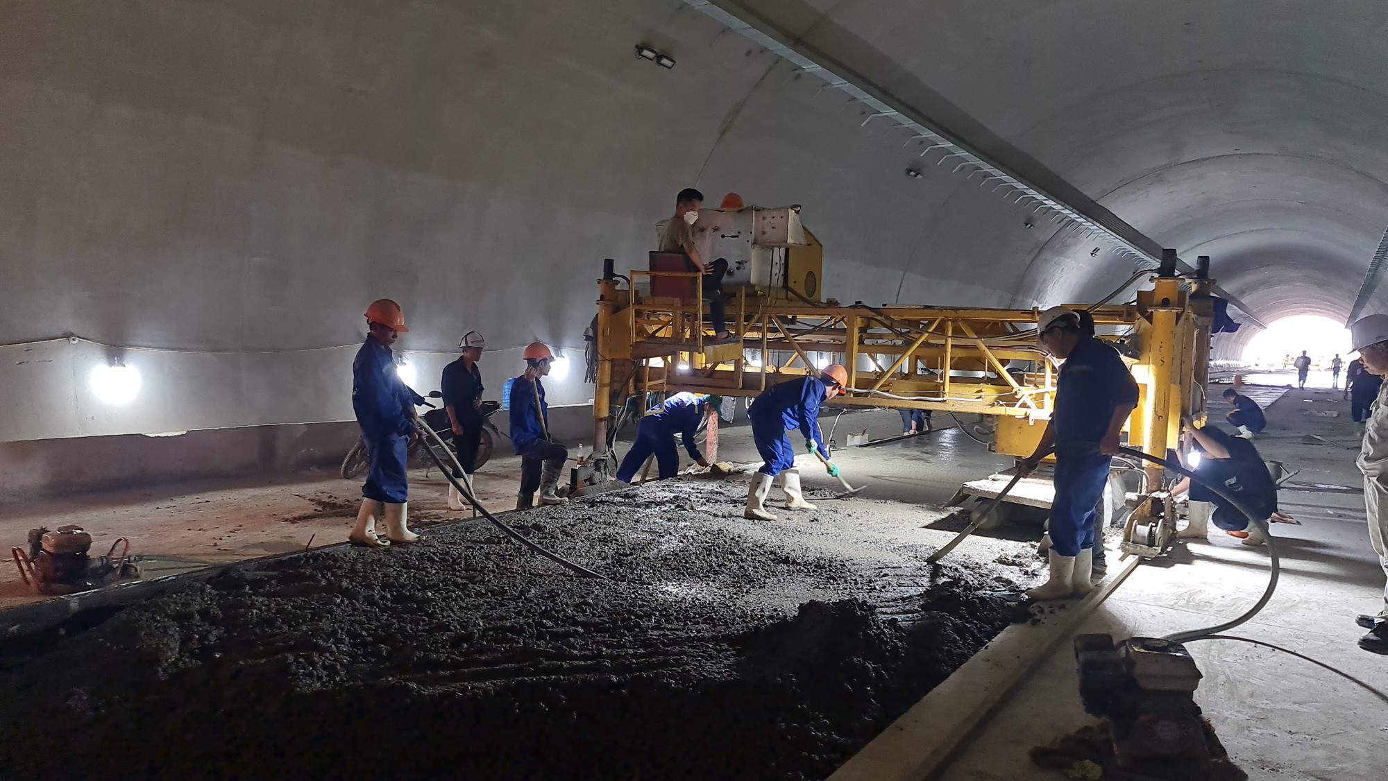 Cận cảnh hầm lớn nhất cao tốc Bắc-Nam qua Thanh Hóa chuẩn bị hoàn thành - Ảnh 7. Cận cảnh hầm lớn nhất cao tốc Bắc-Nam qua Thanh Hóa chuẩn bị hoàn thành - Ảnh 7.