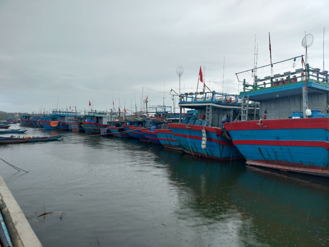 Quảng Nam: 87 tàu/2.500 lao động còn trên biển, sẵn sàng phương án sơ tán 400 ngàn người - Ảnh 2.