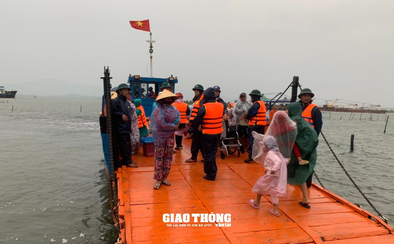 Bão số 4 áp sát bờ, Quảng Nam điều phà công suất lớn, xe chuyên dụng sơ tán dân xã đảo - Ảnh 1.