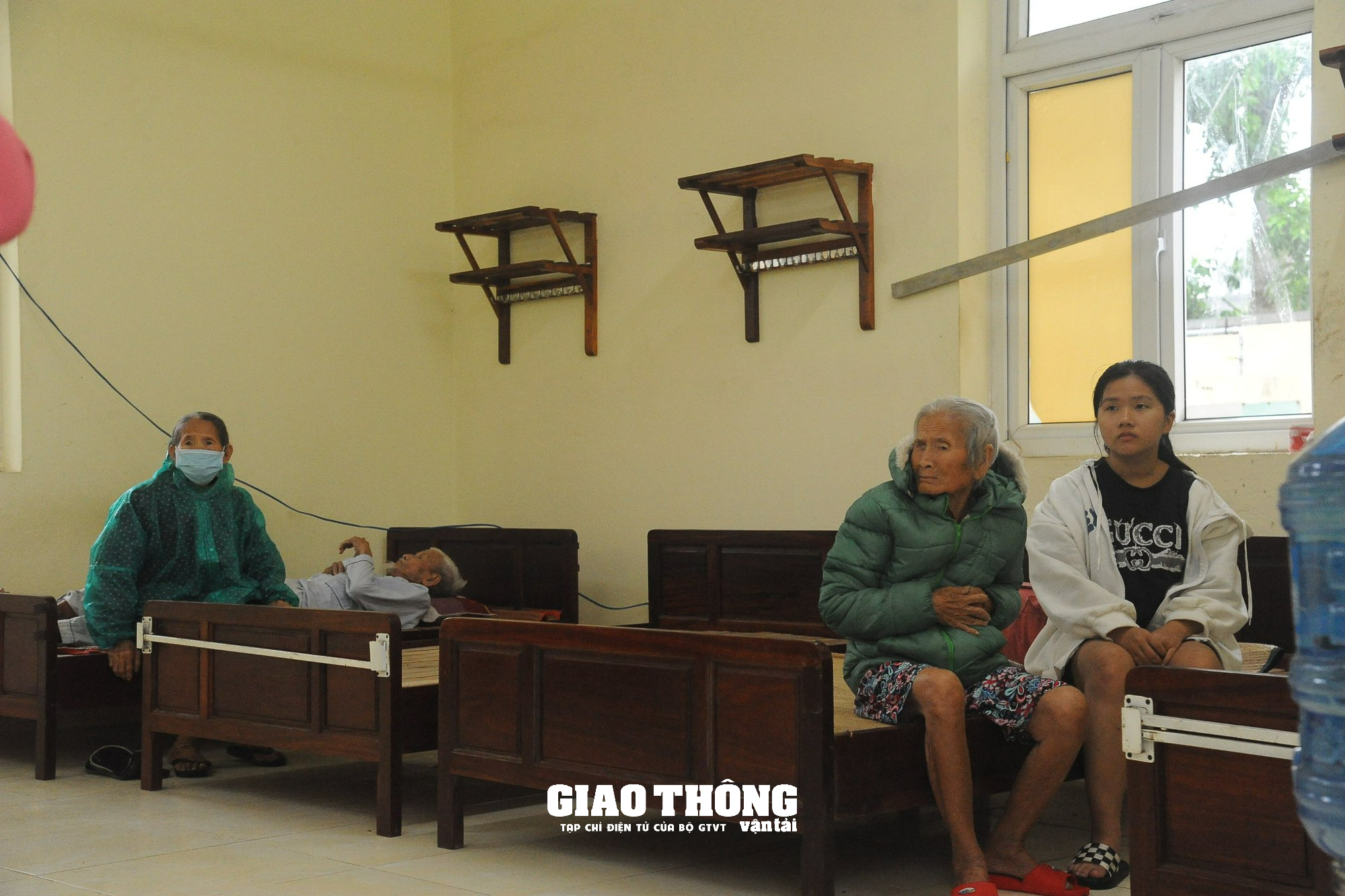 Cận cảnh hàng ngàn người dân Quảng Nam cấp tập sơ tán tránh siêu bão Noru - Ảnh 9. Cận cảnh hàng ngàn người dân Quảng Nam cấp tập sơ tán tránh siêu bão Noru - Ảnh 9.