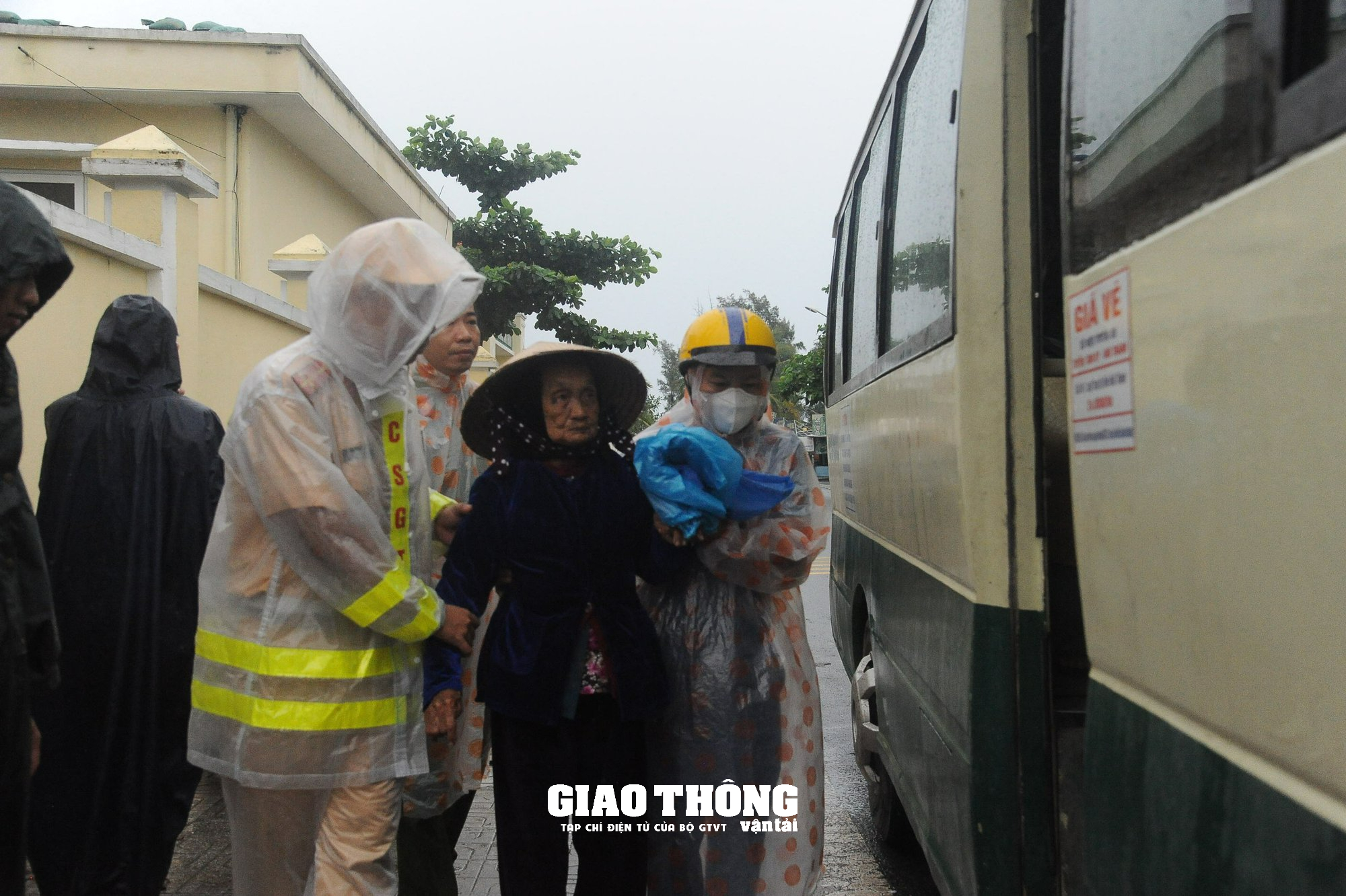 Cận cảnh hàng ngàn người dân Quảng Nam cấp tập sơ tán tránh siêu bão Noru - Ảnh 10. Cận cảnh hàng ngàn người dân Quảng Nam cấp tập sơ tán tránh siêu bão Noru - Ảnh 10.