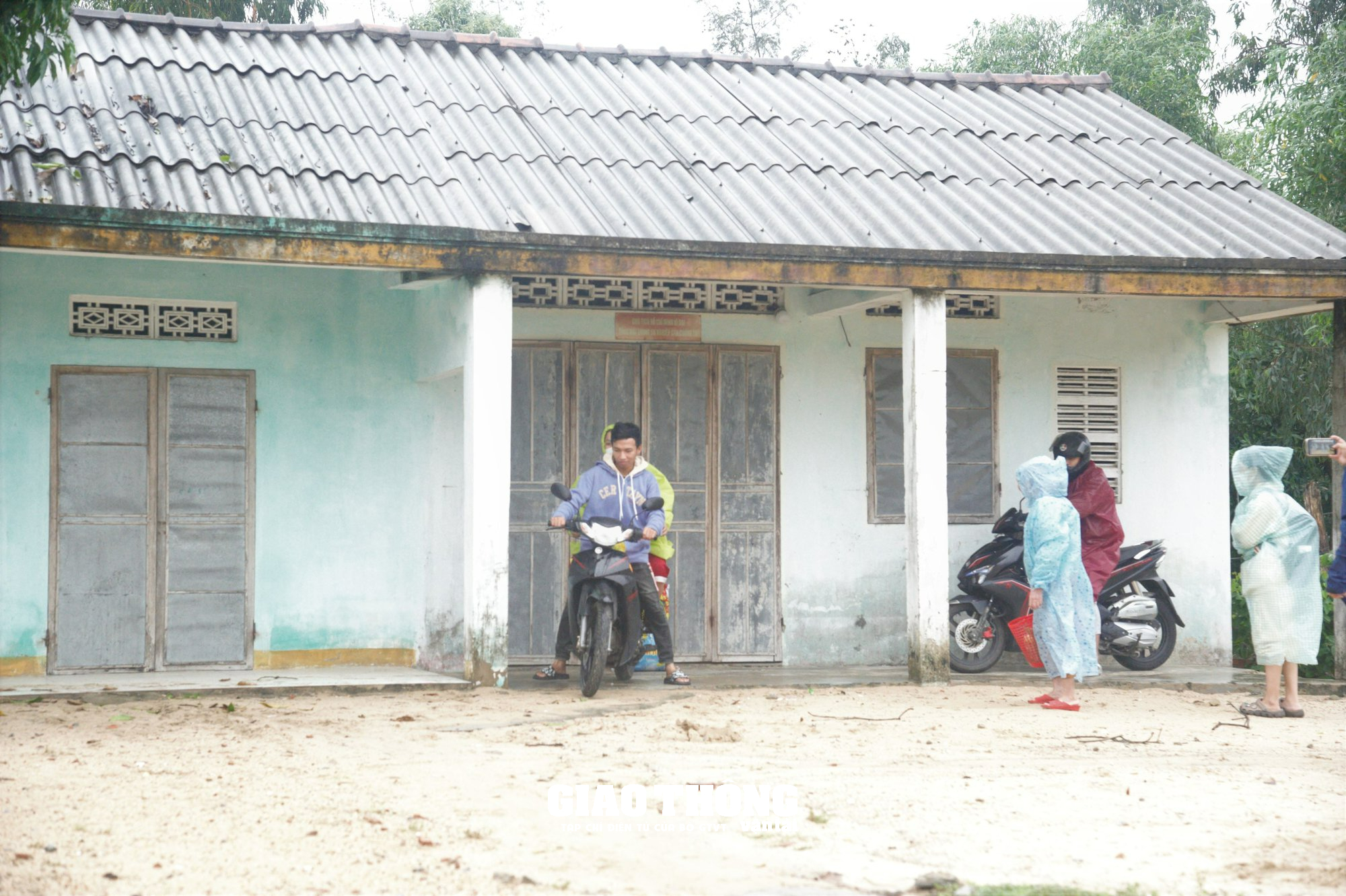 Cận cảnh hàng ngàn người dân Quảng Nam cấp tập sơ tán tránh siêu bão Noru - Ảnh 11. Cận cảnh hàng ngàn người dân Quảng Nam cấp tập sơ tán tránh siêu bão Noru - Ảnh 11.