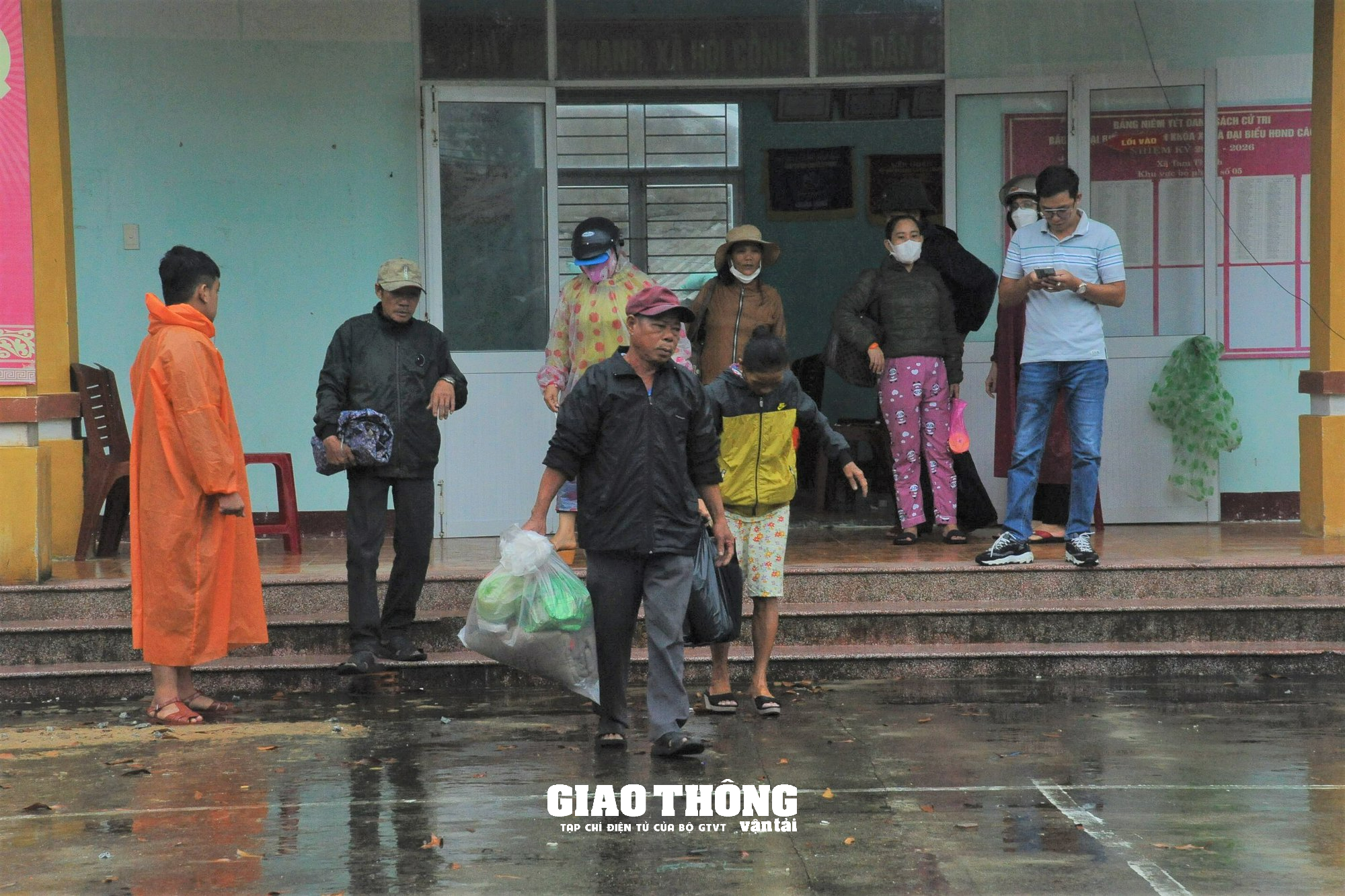 Cận cảnh hàng ngàn người dân Quảng Nam cấp tập sơ tán tránh siêu bão Noru - Ảnh 12. Cận cảnh hàng ngàn người dân Quảng Nam cấp tập sơ tán tránh siêu bão Noru - Ảnh 12.