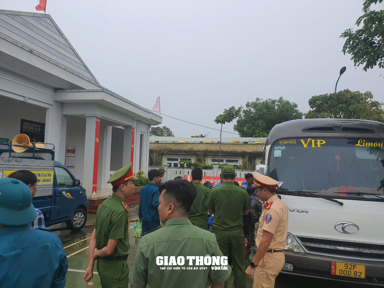 Cận cảnh hàng ngàn người dân Quảng Nam cấp tập sơ tán tránh siêu bão Noru - Ảnh 8. Cận cảnh hàng ngàn người dân Quảng Nam cấp tập sơ tán tránh siêu bão Noru - Ảnh 8.