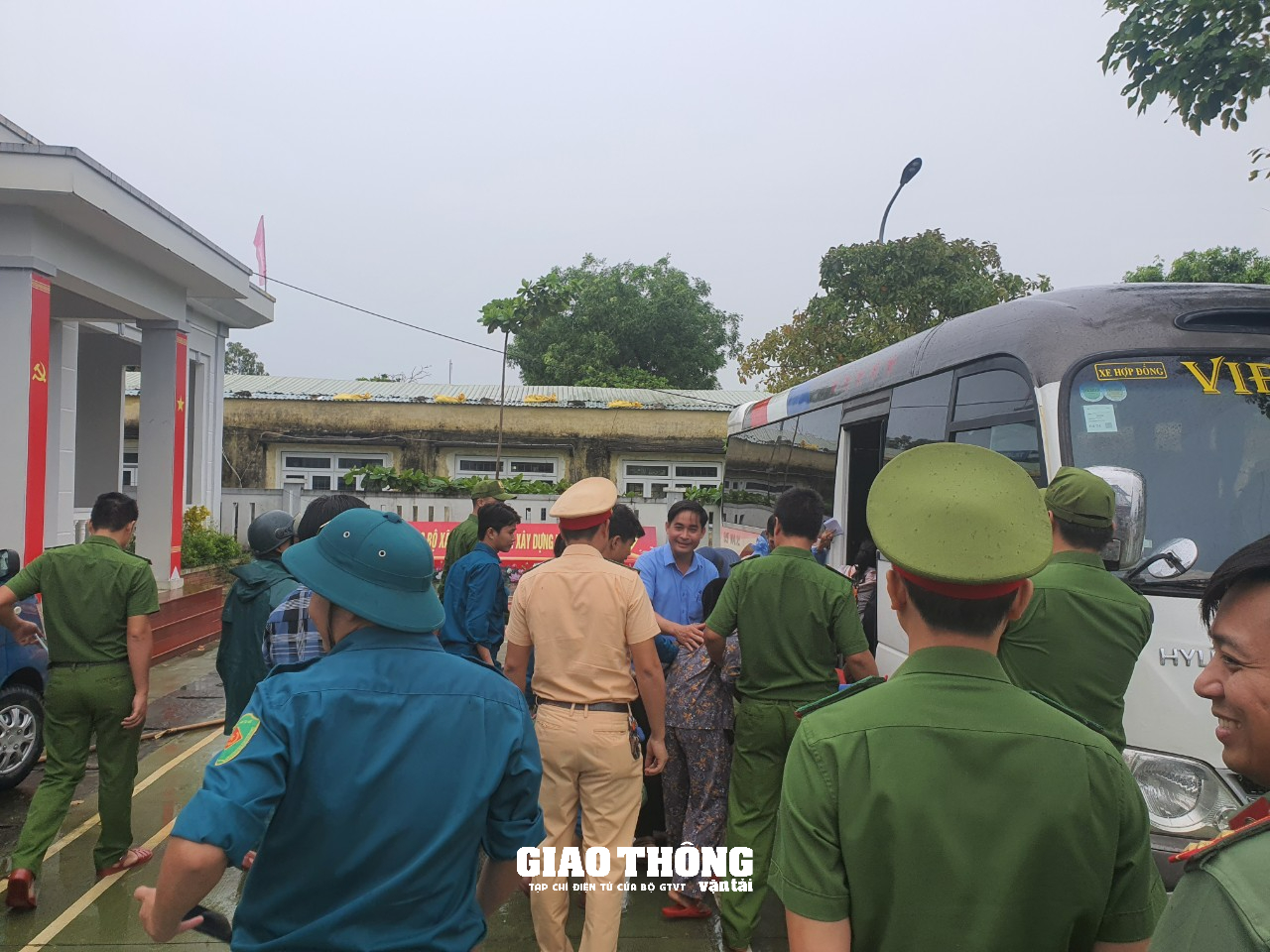 Cận cảnh hàng ngàn người dân Quảng Nam cấp tập sơ tán tránh siêu bão Noru - Ảnh 7. Cận cảnh hàng ngàn người dân Quảng Nam cấp tập sơ tán tránh siêu bão Noru - Ảnh 7.