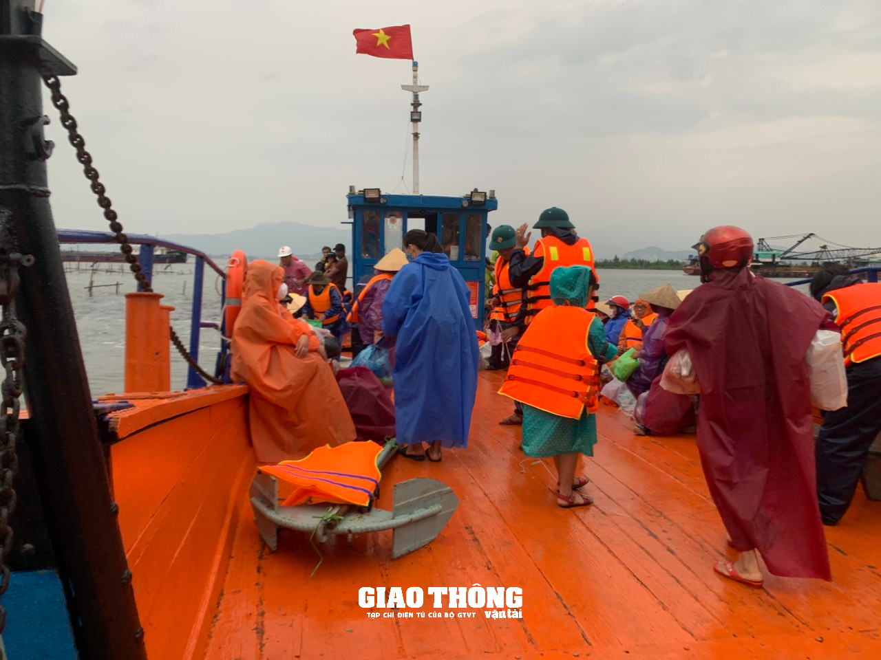 Bão số 4 áp sát bờ, Quảng Nam điều phà công suất lớn, xe chuyên dụng sơ tán dân xã đảo - Ảnh 3.