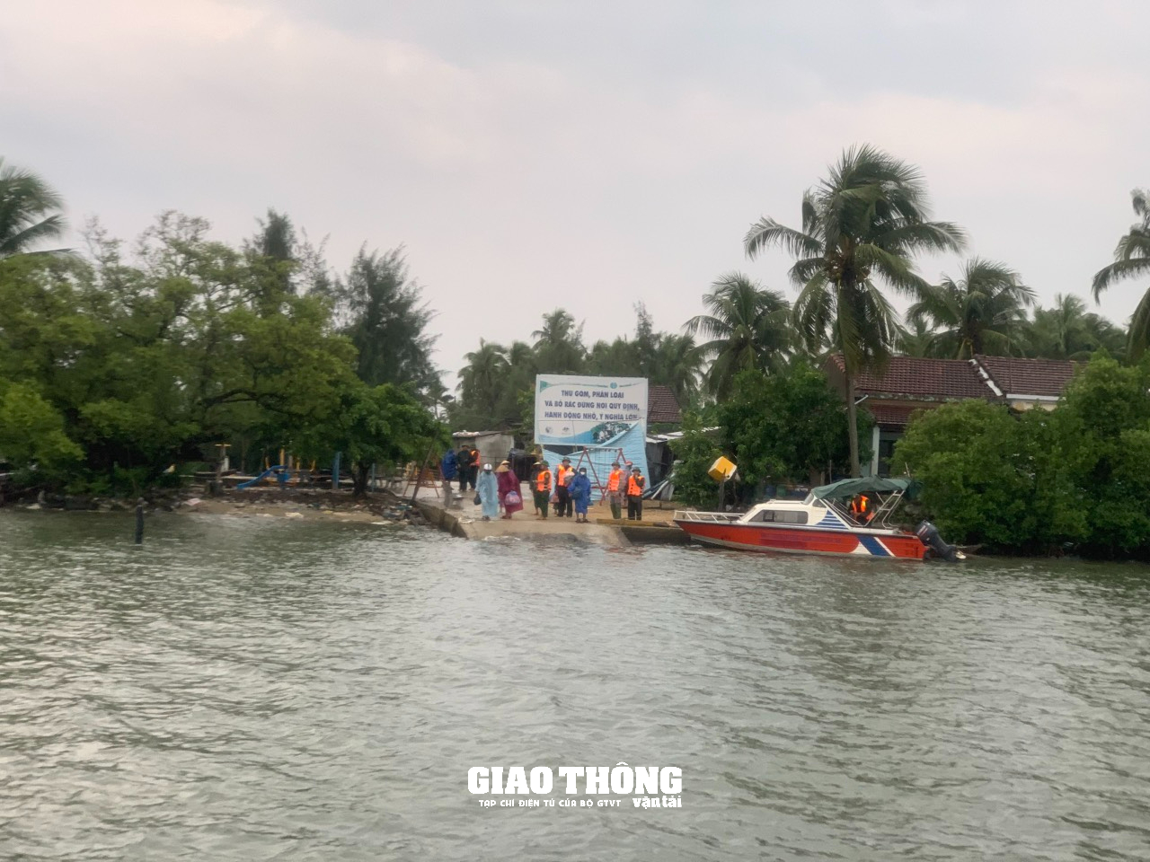 Bão số 4 áp sát bờ, Quảng Nam điều phà công suất lớn, xe chuyên dụng sơ tán dân xã đảo - Ảnh 2.