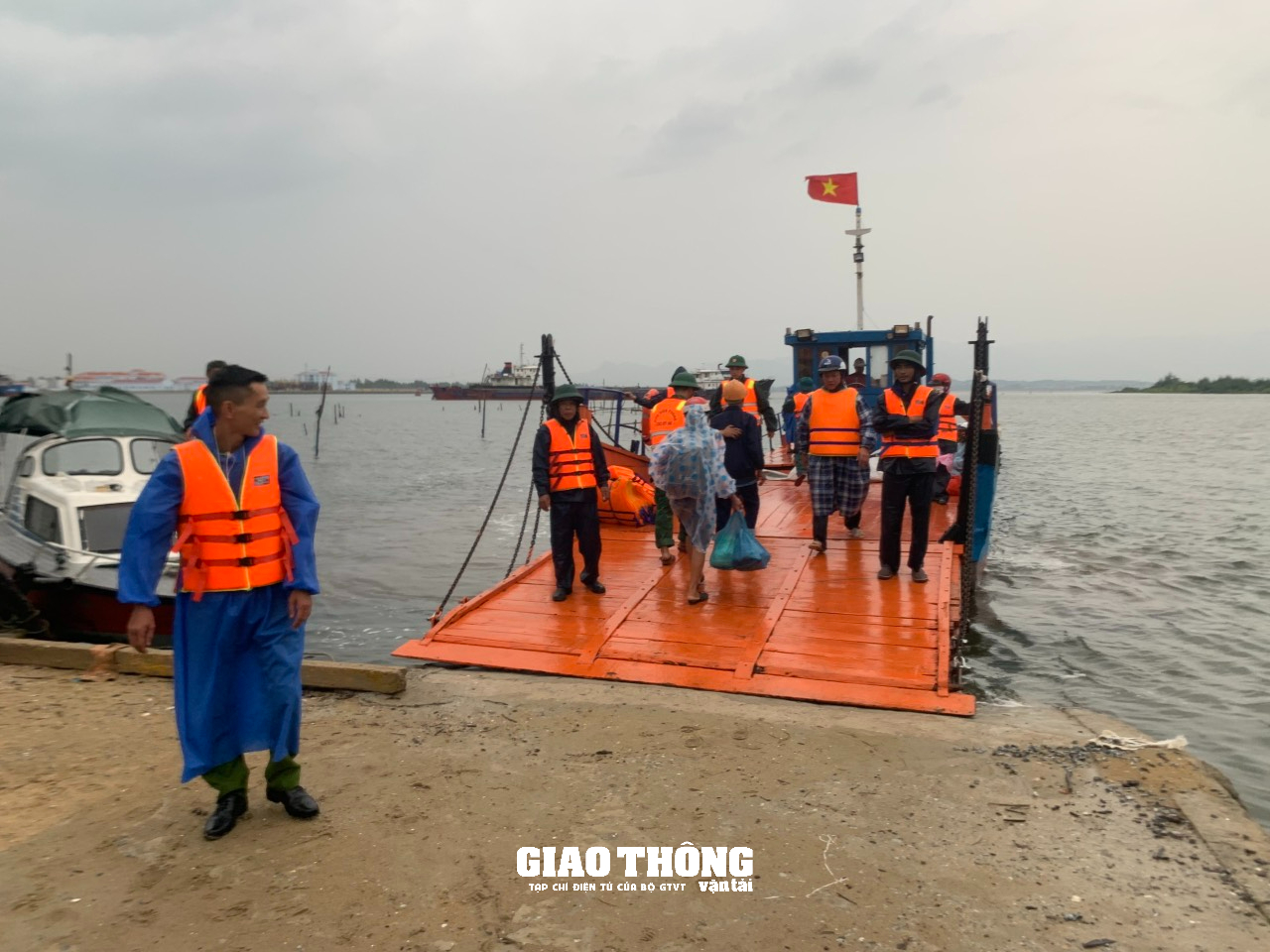 Bão số 4 áp sát bờ, Quảng Nam điều phà công suất lớn, xe chuyên dụng sơ tán dân xã đảo - Ảnh 4.