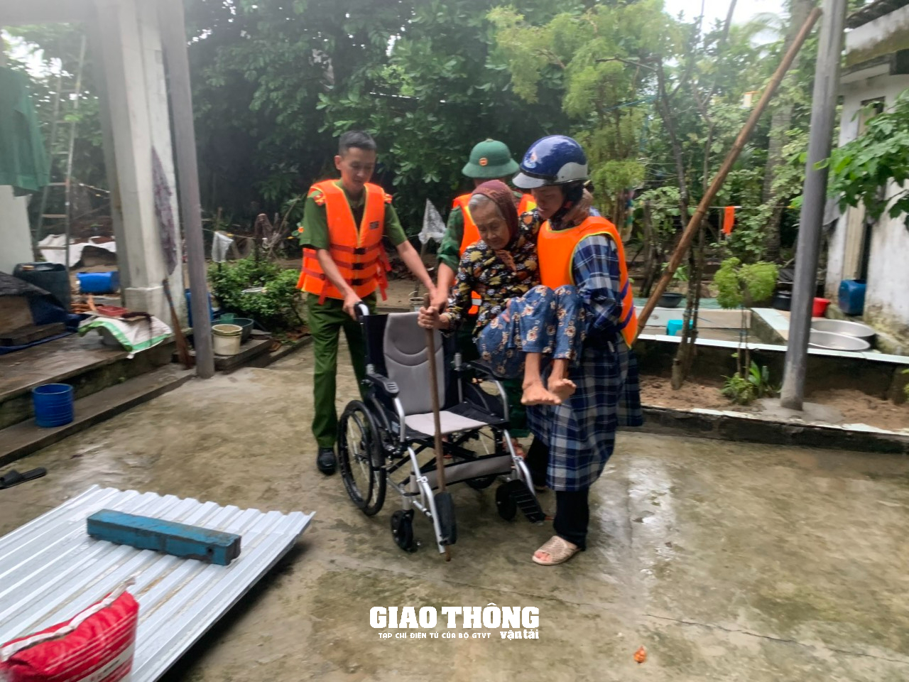 Bão số 4 áp sát bờ, Quảng Nam điều phà công suất lớn, xe chuyên dụng sơ tán dân xã đảo - Ảnh 5.