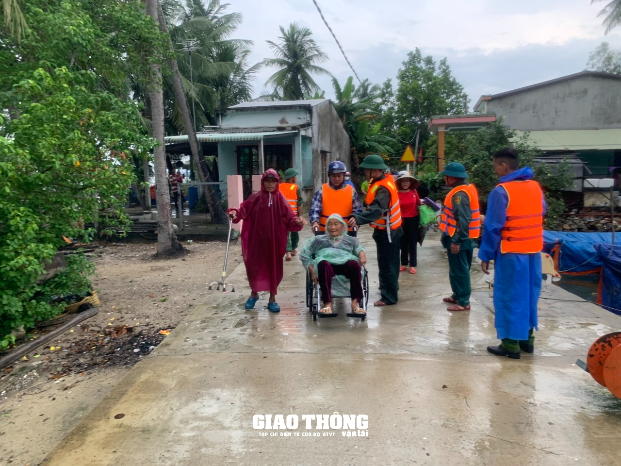 Bão số 4 áp sát bờ, Quảng Nam điều phà công suất lớn, xe chuyên dụng sơ tán dân xã đảo - Ảnh 6.