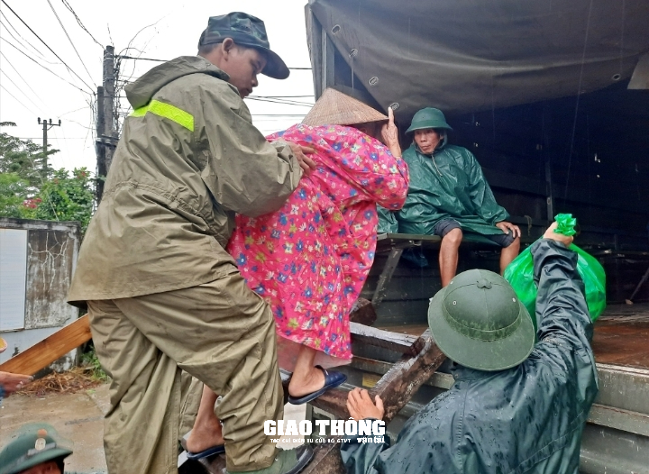 Bão số 4 áp sát bờ, Quảng Nam điều phà công suất lớn, xe chuyên dụng sơ tán dân xã đảo - Ảnh 11.