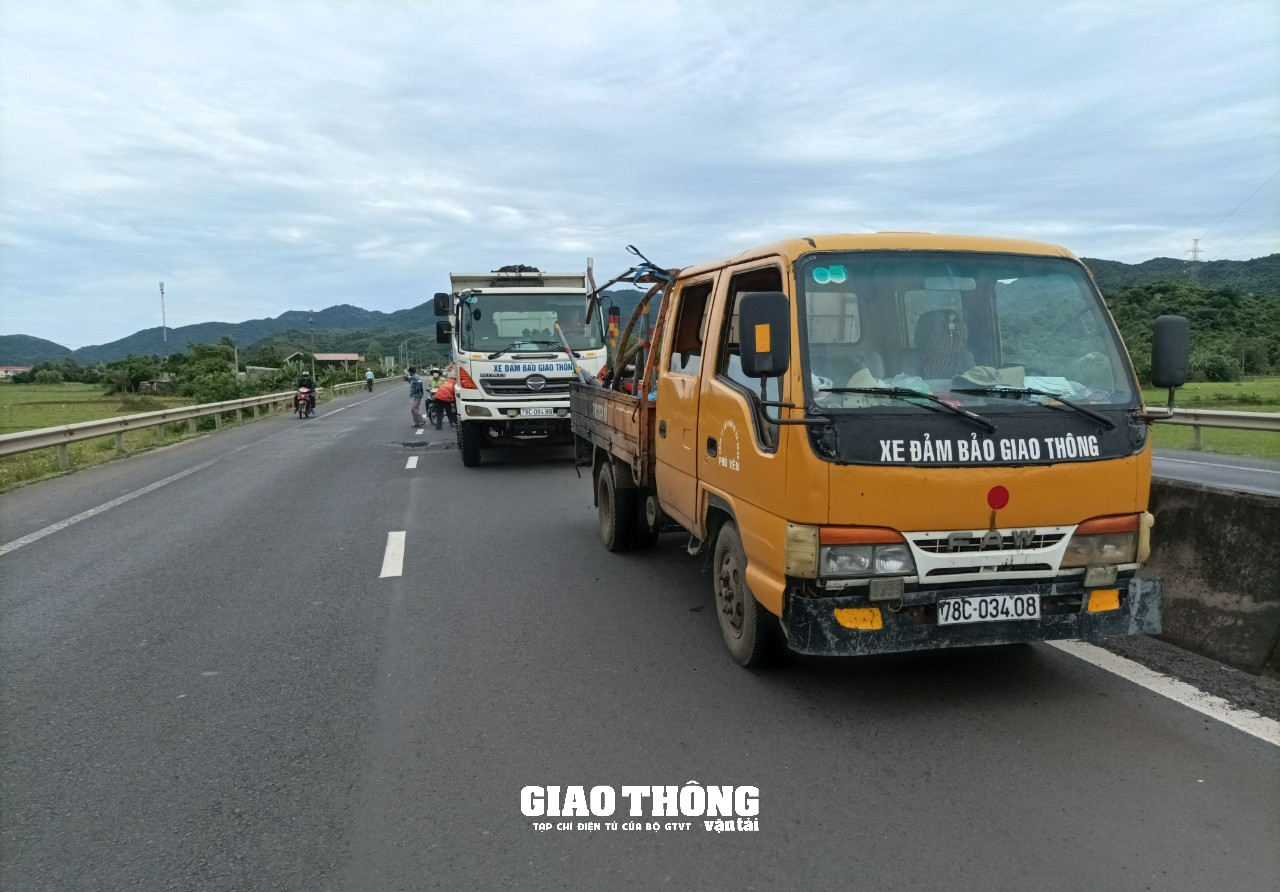 Cận cảnh sửa vá mặt đường QL1 qua Phú Yên, đảm bảo ATGT - Ảnh 14.