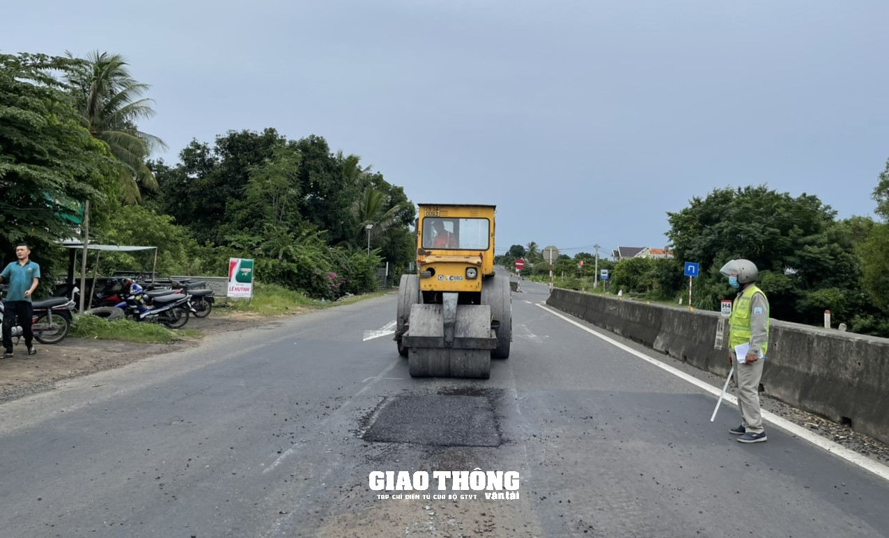 Cận cảnh sửa vá mặt đường QL1 qua Phú Yên, đảm bảo ATGT - Ảnh 2.