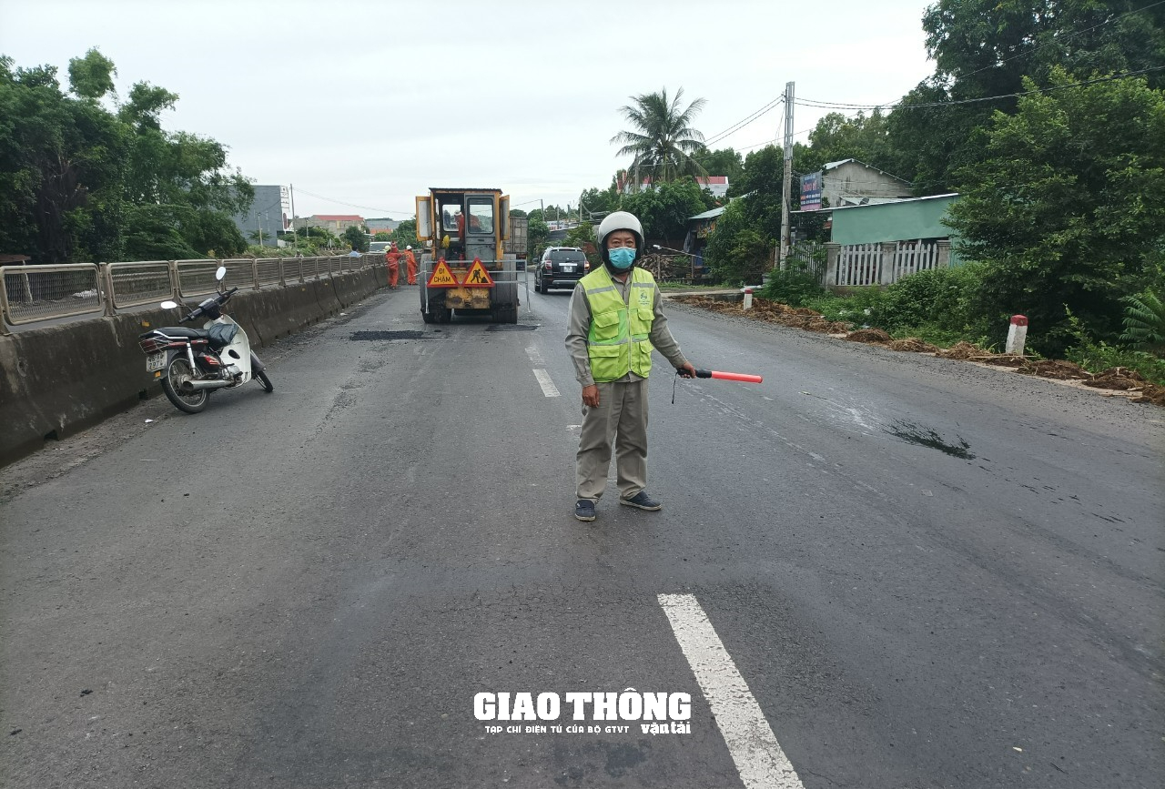 Cận cảnh sửa vá mặt đường QL1 qua Phú Yên, đảm bảo ATGT - Ảnh 4.