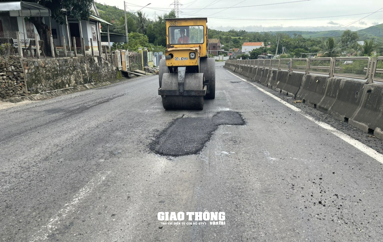 Cận cảnh sửa vá mặt đường QL1 qua Phú Yên, đảm bảo ATGT - Ảnh 7.