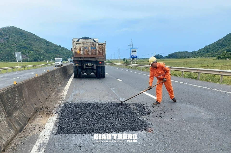 Cận cảnh sửa vá mặt đường QL1 qua Phú Yên, đảm bảo ATGT - Ảnh 11.