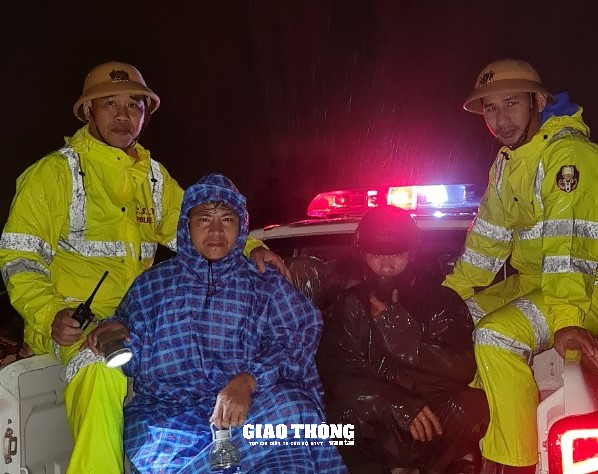 CSGT, Thanh tra GTVT Đà Nẵng, Quảng Nam "trắng đêm" trong mưa bão, dọn cây đổ, hướng dẫn giao thông - Ảnh 5.