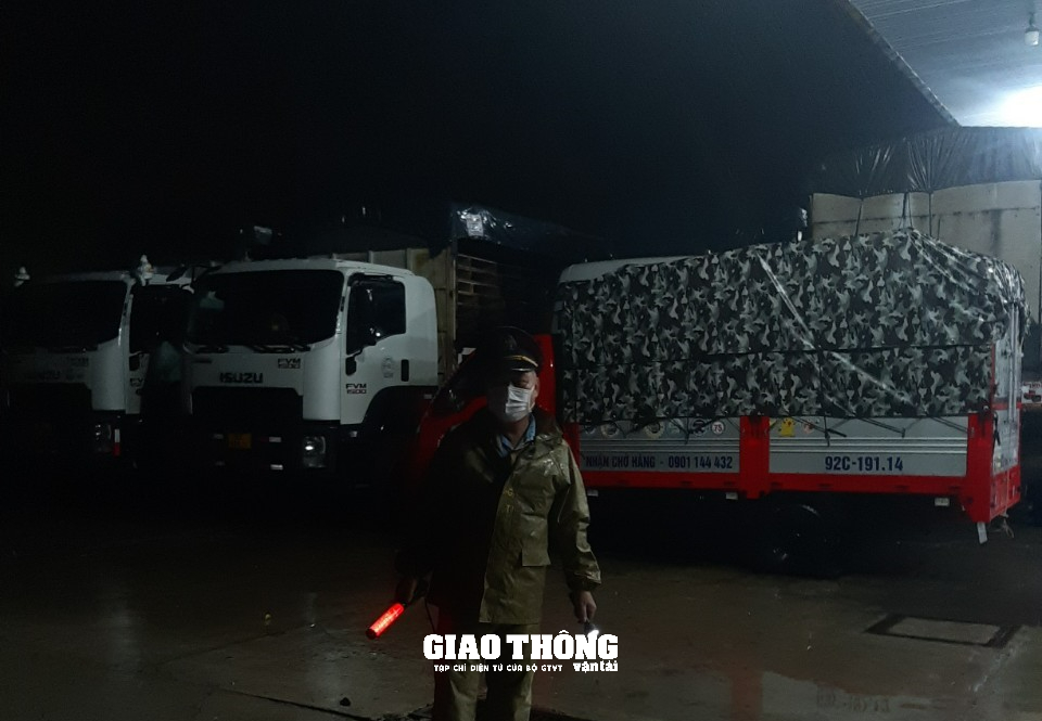 CSGT, Thanh tra GTVT Đà Nẵng, Quảng Nam "trắng đêm" trong mưa bão, dọn cây đổ, hướng dẫn giao thông - Ảnh 3.