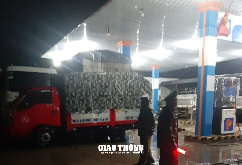 CSGT, Thanh tra GTVT Đà Nẵng, Quảng Nam "trắng đêm" trong mưa bão, dọn cây đổ, hướng dẫn giao thông - Ảnh 4.