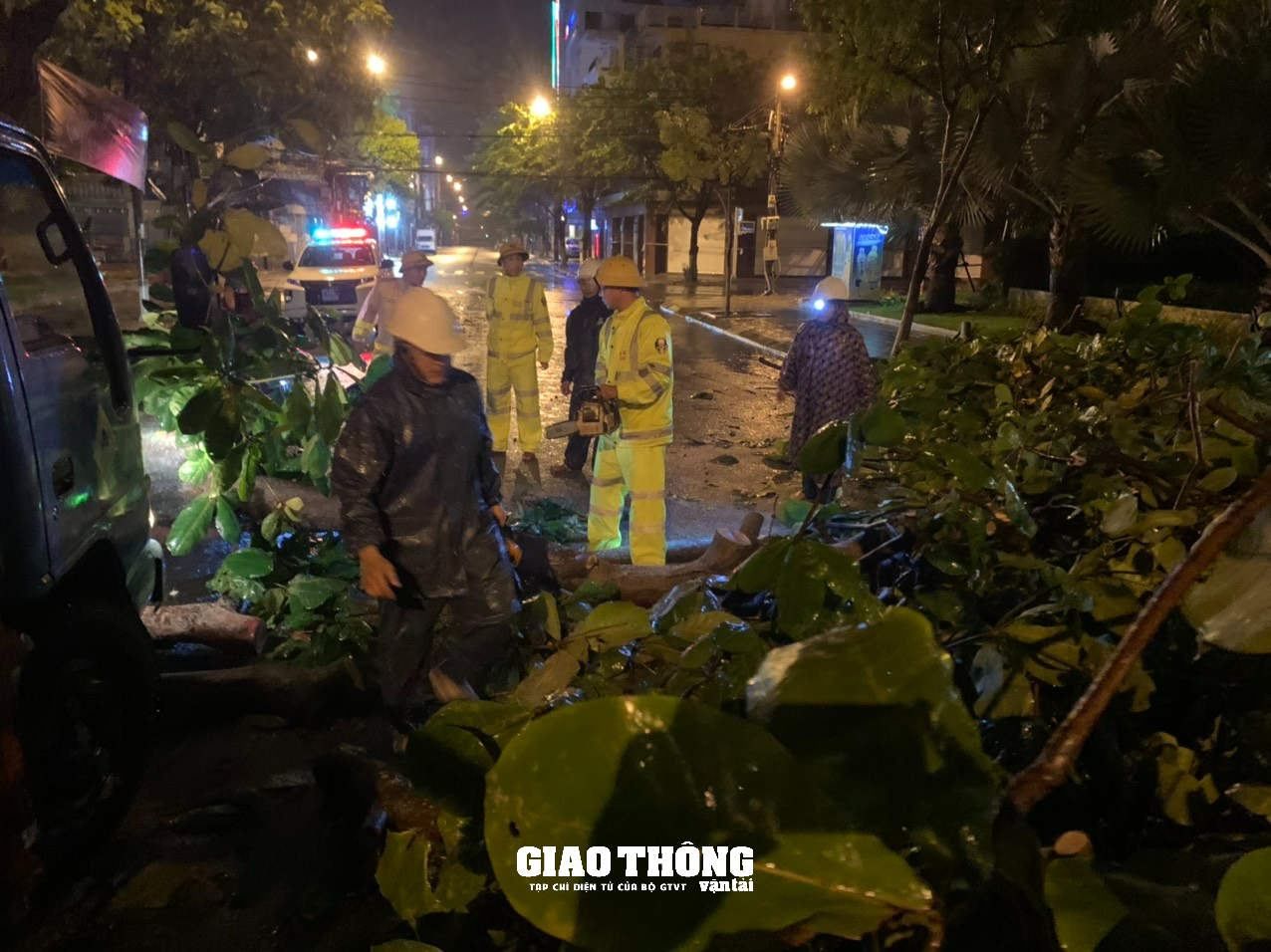 CSGT, Thanh tra GTVT Đà Nẵng, Quảng Nam "trắng đêm" trong mưa bão, dọn cây đổ, hướng dẫn giao thông - Ảnh 15.