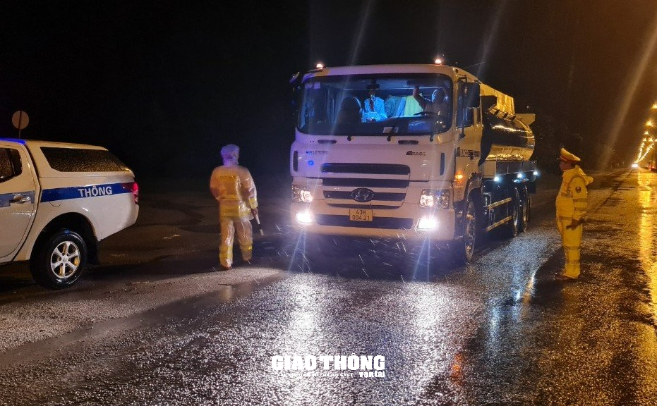 CSGT, Thanh tra GTVT Đà Nẵng, Quảng Nam "trắng đêm" trong mưa bão, dọn cây đổ, hướng dẫn giao thông - Ảnh 7.