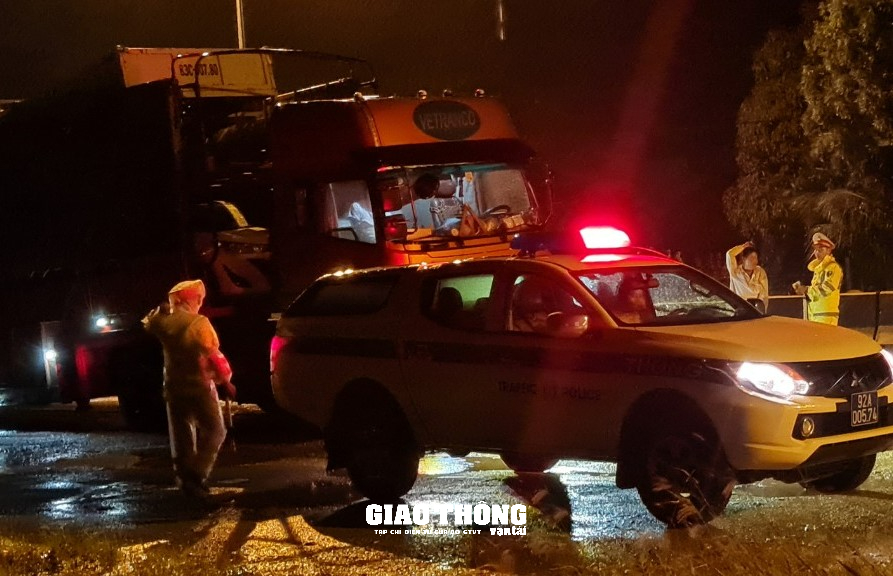 CSGT, Thanh tra GTVT Đà Nẵng, Quảng Nam "trắng đêm" trong mưa bão, dọn cây đổ, hướng dẫn giao thông - Ảnh 6.