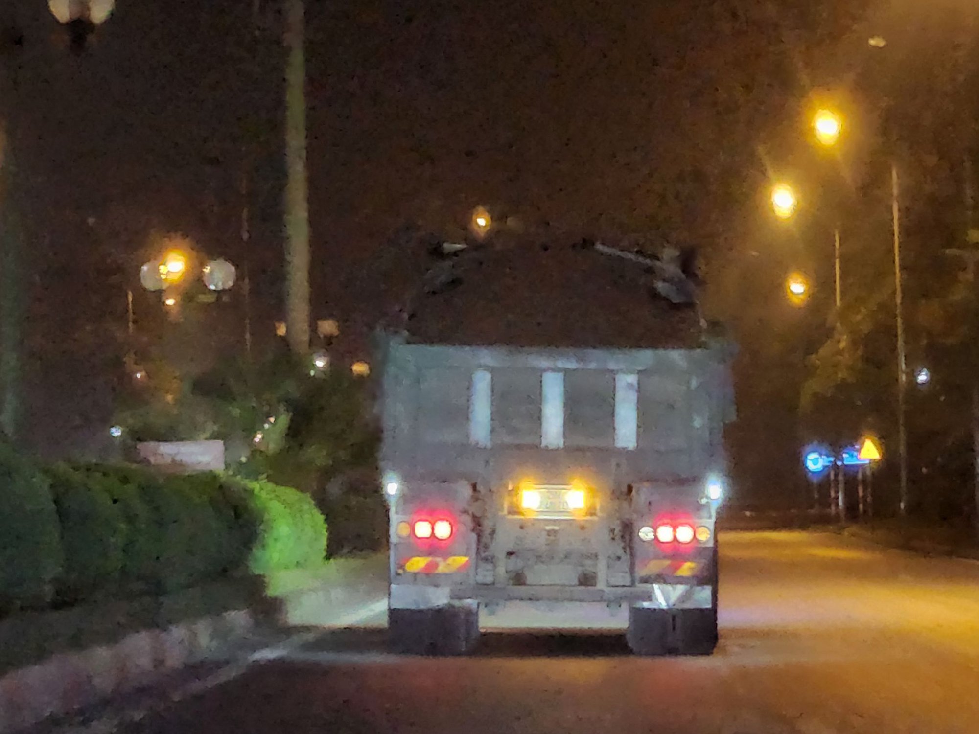 Chưa hết cao điểm của Bộ Công an, nhiều xe tải "hổ vồ" chạy bát nháo tại Hà Nội - Ảnh 11. Chưa hết cao điểm của Bộ Công an, nhiều xe tải "hổ vồ" chạy bát nháo tại Hà Nội - Ảnh 11.