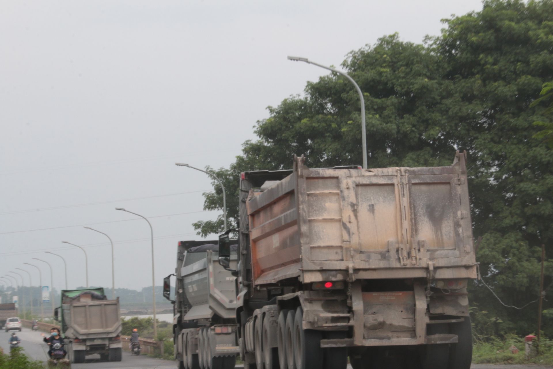 Chưa hết cao điểm của Bộ Công an, nhiều xe tải "hổ vồ" chạy bát nháo tại Hà Nội - Ảnh 3. Chưa hết cao điểm của Bộ Công an, nhiều xe tải "hổ vồ" chạy bát nháo tại Hà Nội - Ảnh 3.