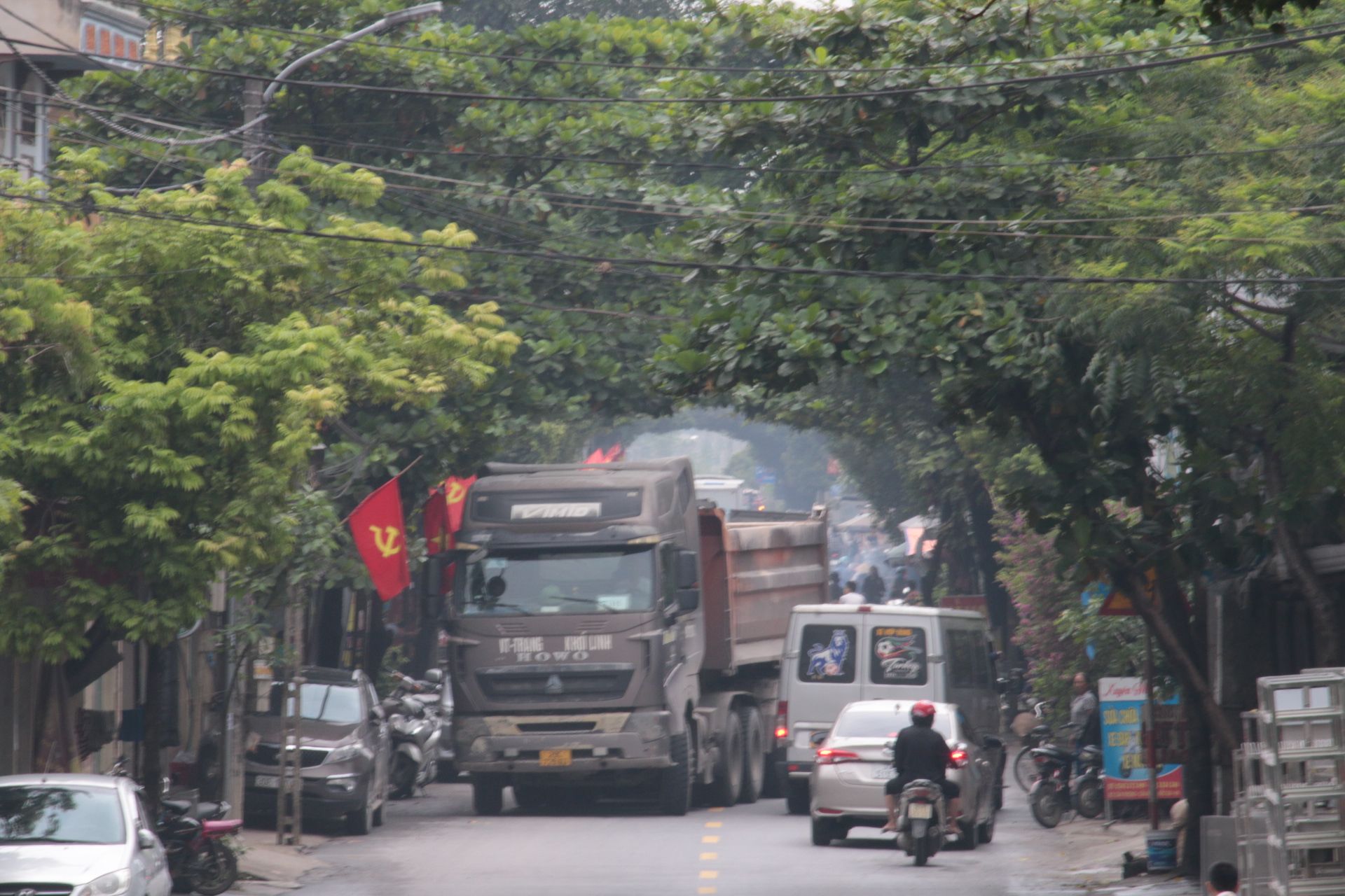 Chưa hết cao điểm của Bộ Công an, nhiều xe tải "hổ vồ" chạy bát nháo tại Hà Nội - Ảnh 7. Chưa hết cao điểm của Bộ Công an, nhiều xe tải "hổ vồ" chạy bát nháo tại Hà Nội - Ảnh 7.
