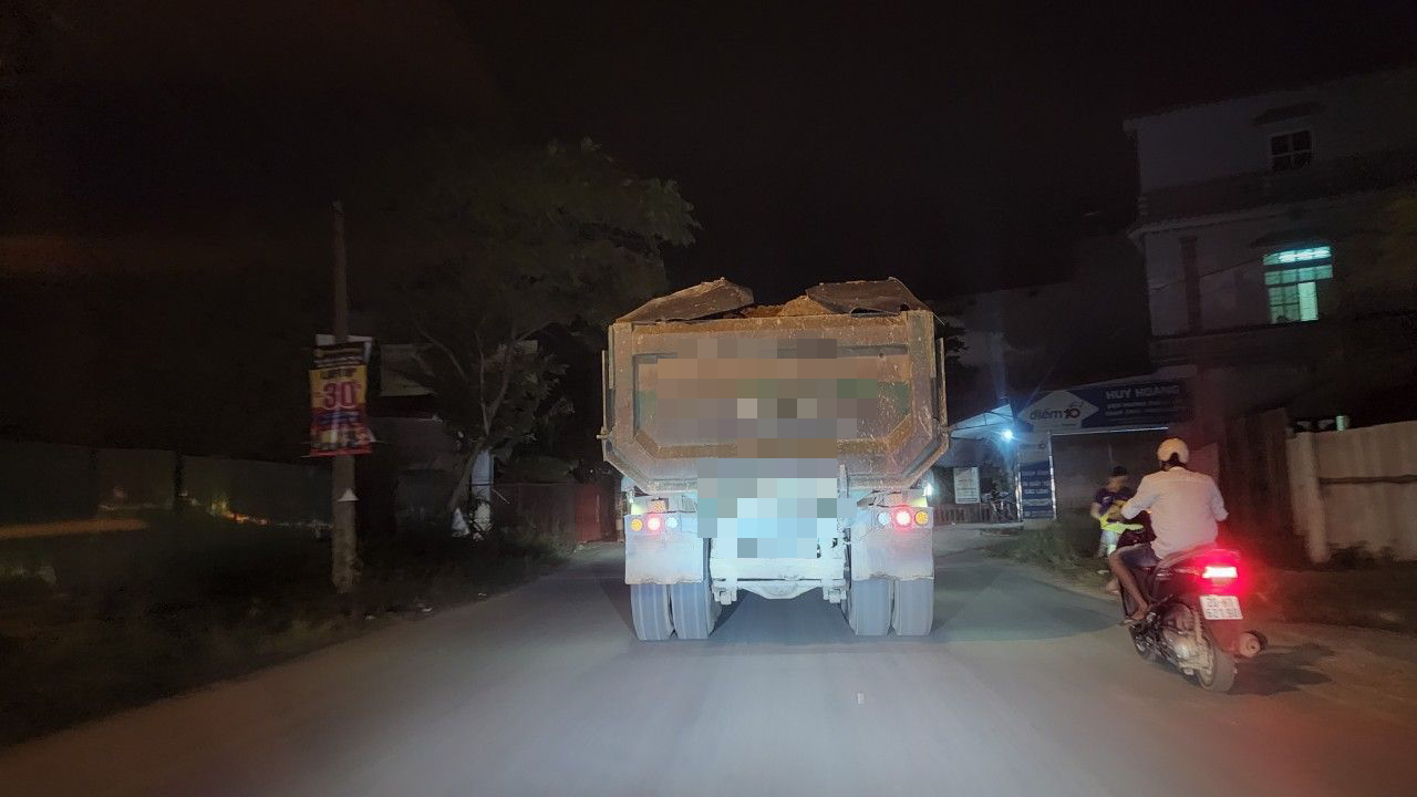 Chưa hết cao điểm của Bộ Công an, nhiều xe tải "hổ vồ" chạy bát nháo tại Hà Nội - Ảnh 8. Chưa hết cao điểm của Bộ Công an, nhiều xe tải "hổ vồ" chạy bát nháo tại Hà Nội - Ảnh 8.