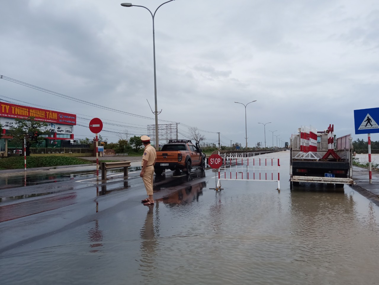 Ghi ở tâm bão Đà Nẵng-Quảng Nam: Cây xanh ngã đổ la liệt, gây ách tắc giao thông - Ảnh 23.