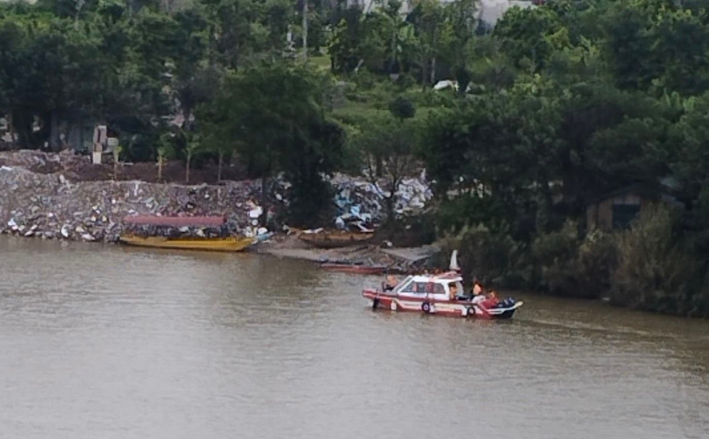 Hà Nội: Đang tìm kiếm thanh niên 9x nhảy cầu Nhật Tân - Ảnh 1. Hà Nội: Đang tìm kiếm thanh niên 9x nhảy cầu Nhật Tân - Ảnh 1.